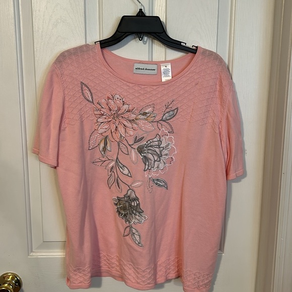 Alfred Dunner pink and gray Women's pants suit. Size 18/16/XL. - Picture 7 of 16